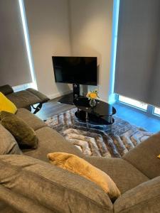 uma sala de estar com dois sofás e uma mesa de centro em Charming 3-Bed Apartment in London em Londres