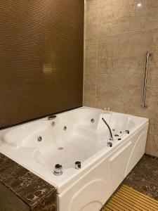 חדר רחצה ב-Four Points by Sheraton Srinagar