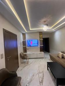 纳祖尔Appartements de luxe 4的客厅里有一张沙发和一台电视