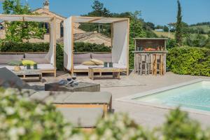 un cortile con piscina e gazebo di Villa Sky 14 a Massa Fermana