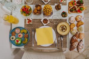 una mesa con un montón de diferentes tipos de comida en Il Meraviglioso Mondo di Amélie en Agrigento