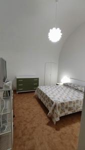 ein Schlafzimmer mit einem Bett und einem TV in der Unterkunft Bed and breakfast Puer Apuliae in Altamura