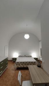 ein großes Schlafzimmer mit einem Bett und einer Lampe in der Unterkunft Bed and breakfast Puer Apuliae in Altamura