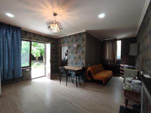 Area soggiorno di Ananuri Cottages
