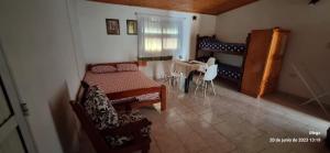 mały pokój z łóżkiem, stołem i oknem w obiekcie Departamento monoambiente vacacional w mieście Posadas
