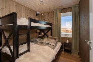 a bedroom with a bunk bed and a window at Bualie - Golsfjellet - Biking, swimmming, hiking. High standard. in Gol