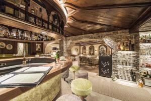 un bar con barra y algunas botellas de vino en Hotel Sieghard Zillertal en Mayrhofen