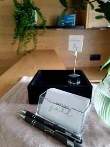 una caja negra con un bolígrafo y una caja con una pluma fuente en Pension Gabl, en Pfunds