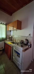 a kitchen with a stove top oven in a kitchen at Departamento monoambiente vacacional in Posadas