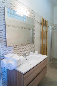 bagno con lavandino e specchio di Azienda Agrituristica Scalelle a Otranto