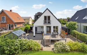 une maison blanche avec un jardin et une serre dans l'établissement Lovely Home In Svendborg With Wifi, à Svendborg