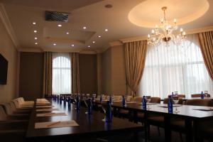 una gran sala de conferencias con una mesa larga y sillas en Batumi World Palace, en Batumi