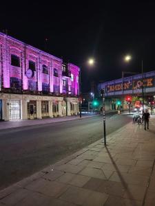 un edificio con luces púrpuras en el lateral de una calle en The Camden Retreat en Londres