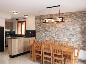 cocina con mesa de madera y pared de ladrillo en Appartement Les Orres, 4 pièces, 8 personnes - FR-1-322-417 en Les Orres