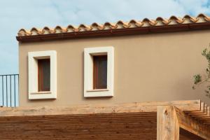 two windows on the side of a house at Sa Guardia de Ferricci in Solanas
