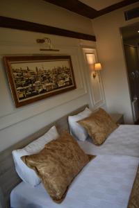 トラブゾンにあるMehmet Efendi Mansion & Hotelのベッドルーム1室(ベッド2台付)が備わります。壁に絵が描かれています。