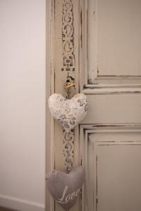 Ein Herz an einer Tür mit dem Wort Liebe darauf in der Unterkunft BeB San Lorenzo in Bergamo