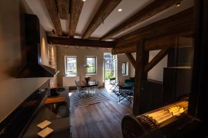 ein Wohnzimmer mit Holzböden und Holzbalken in der Unterkunft La Maison de l'éclusier in Straßburg