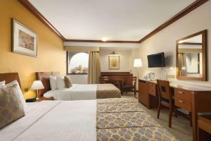 Postel nebo postele na pokoji v ubytování Ramada by Wyndham Bahrain