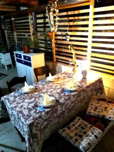 un tavolo con piatti di cibo sopra di Guest house Meri Poppins a Dedoplis Tskaro