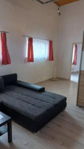 1 dormitorio con 1 cama en una habitación en Ubytování s parkováním v soukromí en Znojmo