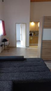 1 dormitorio con 1 cama y sala de estar en Ubytování s parkováním v soukromí, en Znojmo