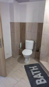 ein Badezimmer mit einem WC und einer schwarzen Willkommensmatte in der Unterkunft Ubytování s parkováním v soukromí in Znojmo