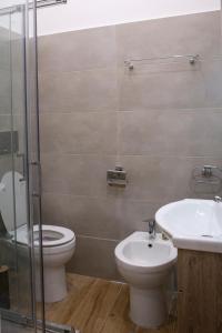 ein Bad mit einem WC und einem Waschbecken in der Unterkunft Airport Fly House in Neapel
