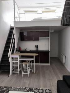 Η κουζίνα ή μικρή κουζίνα στο Le Duplex reseau Cycle gites