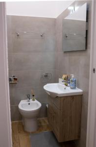 ein Bad mit einem Waschbecken und einem WC in der Unterkunft Airport Fly House in Neapel