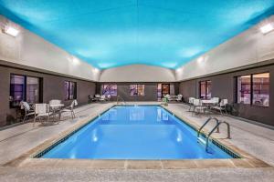 una gran piscina con techo azul en La Quinta by Wyndham Kearney en Kearney