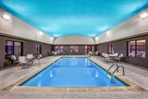 una grande piscina con soffitto blu di La Quinta by Wyndham Kearney a Kearney
