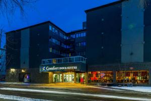 - un bâtiment avec un panneau indiquant les suites confortables de l'auberge dans l'établissement Comfort Inn & Suites, à Edmonton