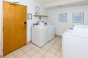 Kuchyň nebo kuchyňský kout v ubytování Comfort Inn & Suites