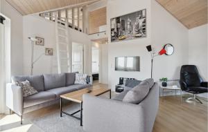 HalbyにあるNice Home In Skjern With 5 Bedrooms And Wifiのリビングルーム(ソファ、テーブル付)