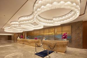 a large chandelier in the lobby of a hotel at Howard Johnson by Wyndham Jimei Lake Plaza Xiamen in Xiamen