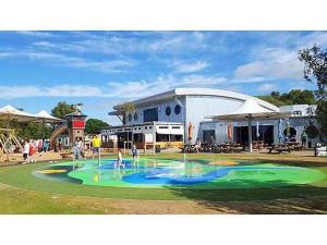 Bazén v ubytování Daisy's luxury caravan at tattershall lakes nebo v jeho okolí