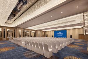 a conference room with a row of chairs in it at Howard Johnson by Wyndham Jimei Lake Plaza Xiamen in Xiamen