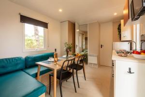 Gallery image of Le Pinédou, mobil-home niché sous les pins avec jolie vue mer in Hyères