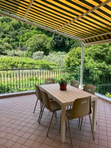 una mesa de madera y sillas en un patio en Villa Marilù, en Pimonte
