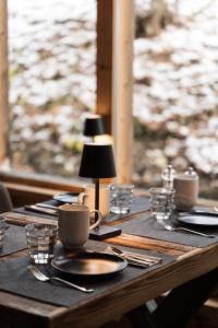 une table en bois avec une lampe au-dessus dans l'établissement Le Wafo, à Gryon