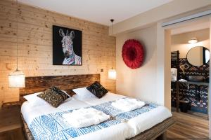 A bed or beds in a room at Le Wafo