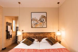A bed or beds in a room at Le Wafo