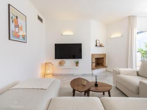 TV a/nebo společenská místnost v ubytování Los Naranjos Beautiful 1 Bedroom penthouse