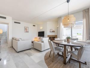 TV a/nebo společenská místnost v ubytování Los Naranjos Beautiful 1 Bedroom penthouse