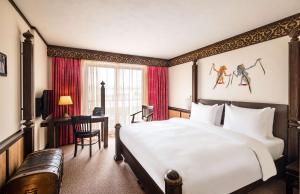 Un pat sau paturi într-o cameră la Park-Hotel Hagenbeck