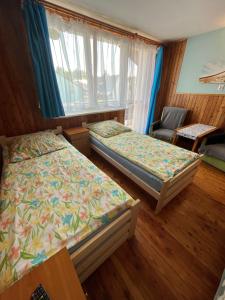 Un pat sau paturi într-o cameră la A&R Brzozowa 5
