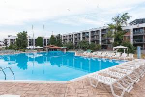Bazén v ubytování Hotel Pomorie Sun nebo v jeho okolí