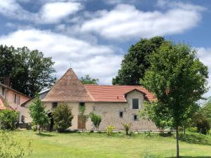 an old stone house with a red roof at Five and You in Josse