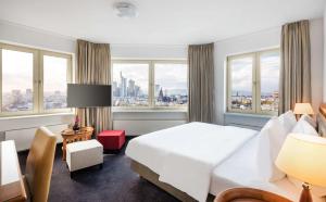 Cama ou camas em um quarto em Lindner Hotel Frankfurt Main Plaza, part of JdV by Hyatt